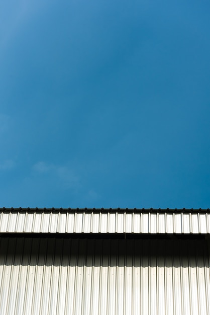 Foto exterior del edificio moderno fachada del edificio gris y blanco y cielo azul.