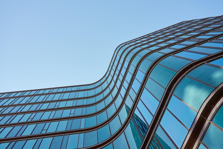 Exterior de un edificio moderno de vidrio curvo