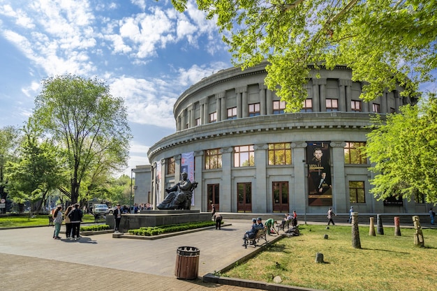 Exterior del edificio de la Ópera de Ereván, capital de Armenia