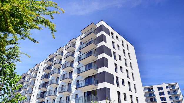 Exterior de edificio residencial contemporáneo a la luz del día Edificio de apartamentos moderno