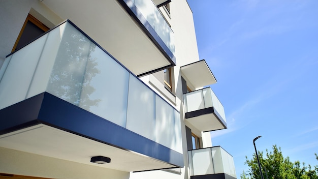 Exterior de edificio residencial contemporáneo a la luz del día Edificio de apartamentos moderno