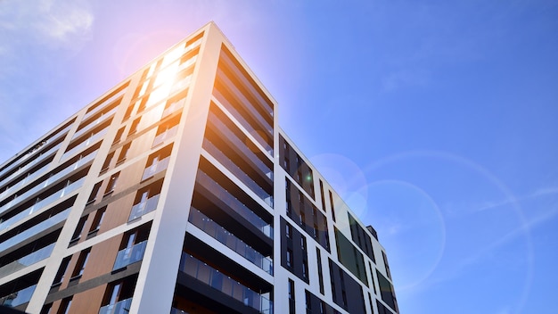 Exterior de edificio residencial contemporáneo a la luz del día Edificios de apartamentos modernos