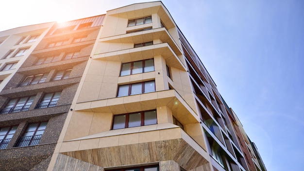 Exterior de edificio residencial contemporáneo a la luz del día Edificios de apartamentos modernos