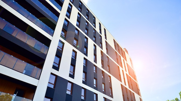 Exterior de un edificio residencial contemporáneo a la luz del día modernos edificios de apartamentos