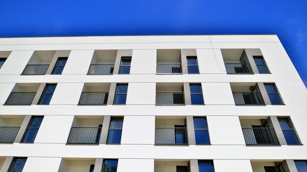 Exterior de un edificio residencial contemporáneo a la luz del día modernos edificios de apartamentos