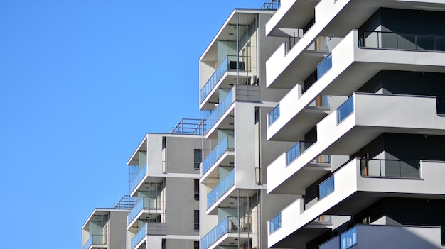 Exterior de un edificio residencial contemporáneo a la luz del día modernos edificios de apartamentos