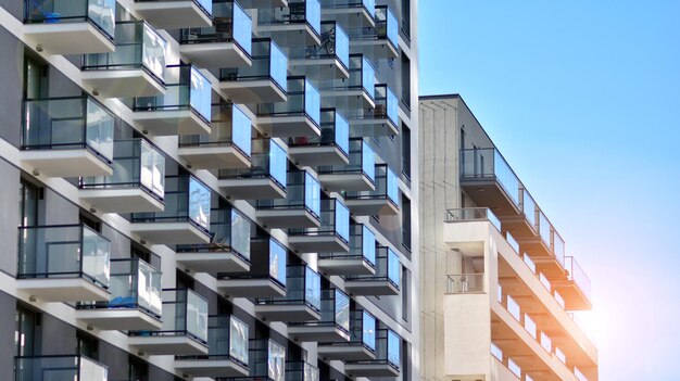 Exterior de un edificio residencial contemporáneo a la luz del día modernos edificios de apartamentos