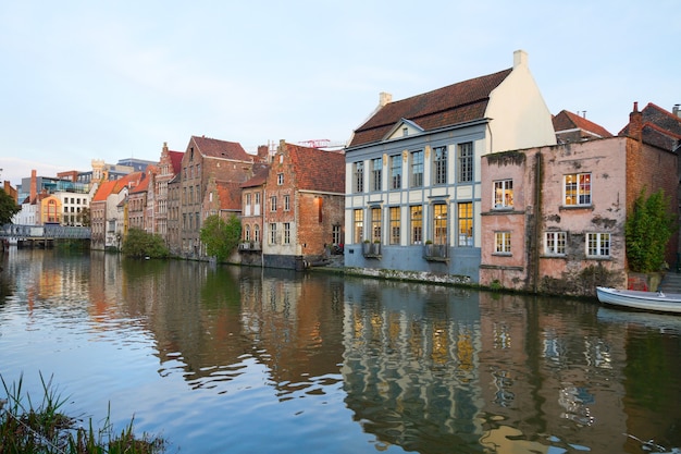 Exterior de edificios antiguos con canal en Gante, Bélgica