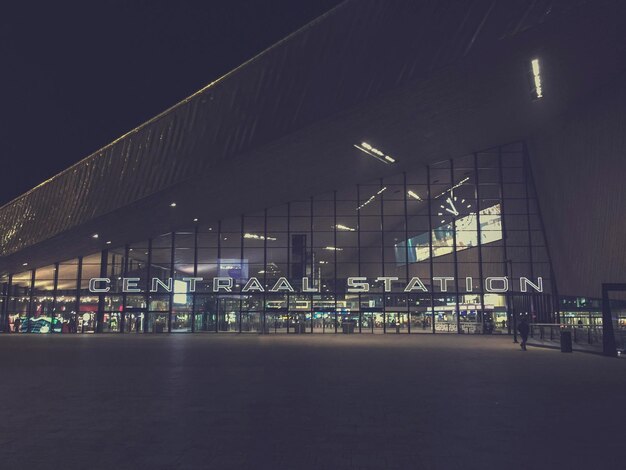 Foto exterior de una estación de tren iluminada por la noche