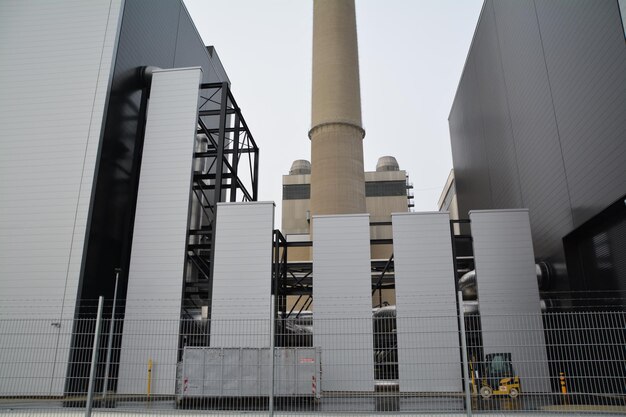 Foto exterior de la fábrica contra el cielo