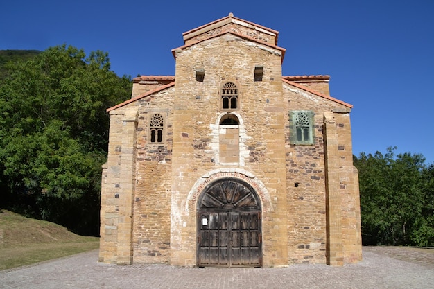 El exterior de la iglesia de san miguel de lillo