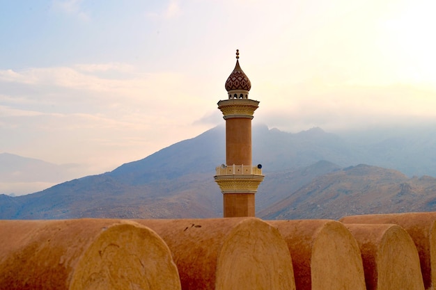 El exterior del minarete contra el cielo