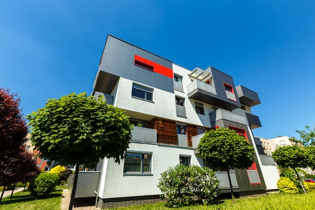 Foto exterior de un moderno edificio de apartamentos en un cielo azul