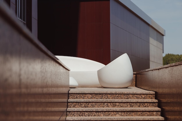 Exterior moderno de la terraza del edificio corporativo con muebles contemporáneos de piedra