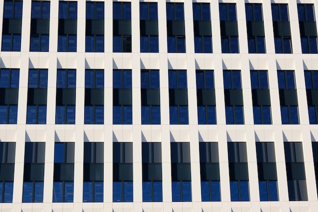 Exterior de modernos edificios de oficinas en un nuevo centro de negocios contemporáneo.