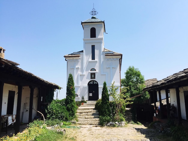 El exterior del monasterio de glozhene contra un cielo despejado