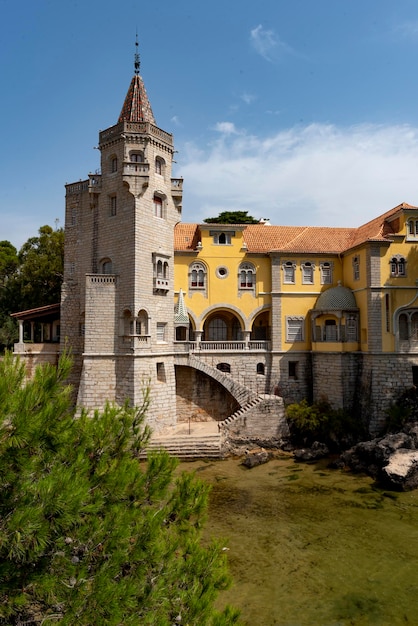 Exterior del museo del castillo de Condes de Castro Guimaraes, Cascais, Portugal