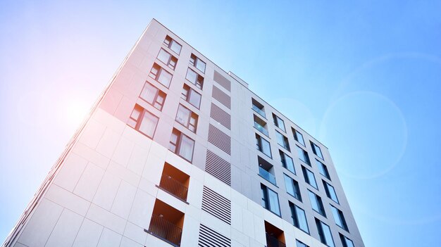 Exterior de nuevos edificios de apartamentos sobre un fondo azul cielo nublado ningún pueblo