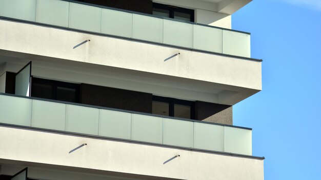 Exterior de nuevos edificios de apartamentos sobre un fondo azul cielo nublado No hay gente