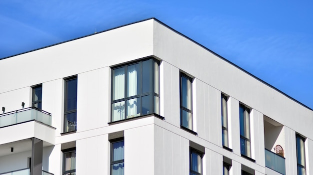 Exterior de nuevos edificios de apartamentos sobre un fondo azul cielo nublado No hay gente