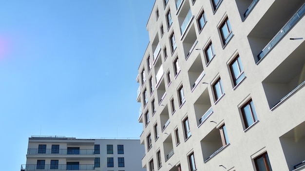 Exterior de nuevos edificios de apartamentos sobre un fondo azul cielo nublado No hay gente