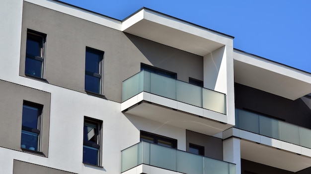 Exterior de nuevos edificios de apartamentos sobre un fondo azul cielo nublado No hay gente