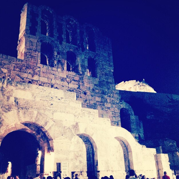 Foto exterior del odeón de herodes ático contra un cielo despejado por la noche