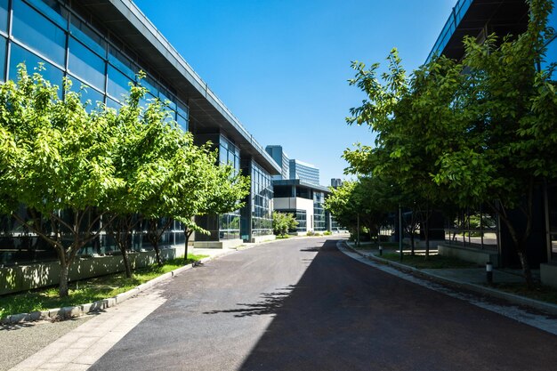 Exterior de un pequeño edificio de oficinas moderno