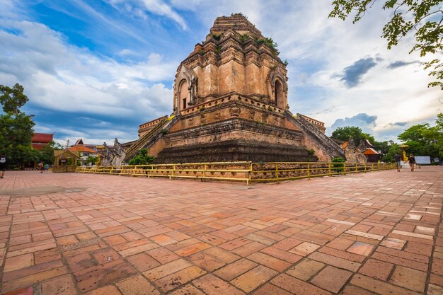 Foto el exterior del templo contra el cielo