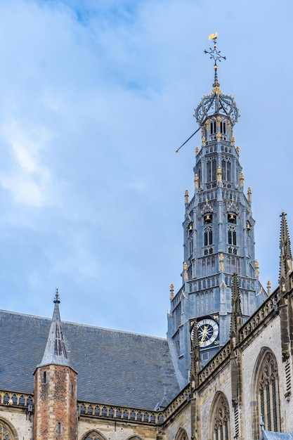 Exterior de la torre de la iglesia de San Bavón en Haarlem NoordHolland Holanda Europa