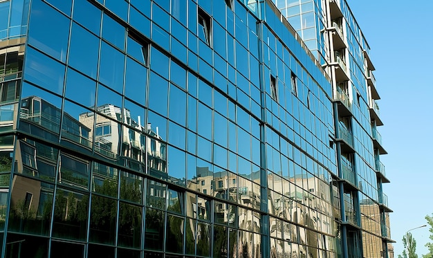 Exterior de vidrio del edificio de oficinas que refleja el cielo