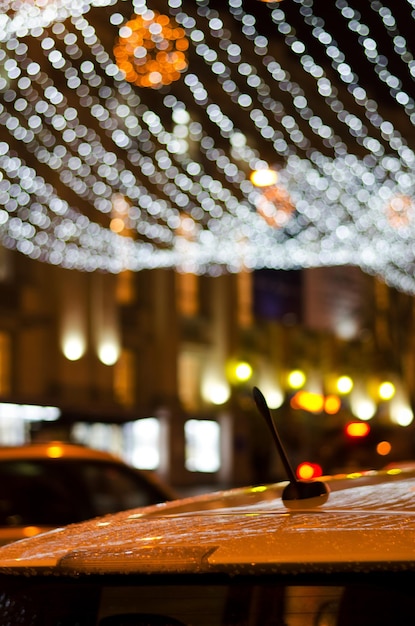 Exteriores navideños de Kyiv. noche de la ciudad. Árboles de navidad decorados con iluminaciones, guirnaldas, juguetes.