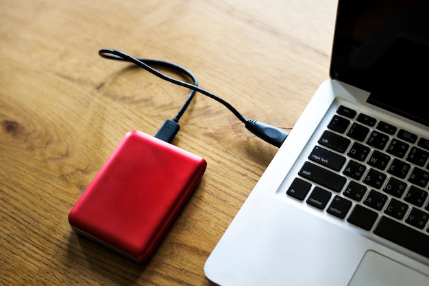 Foto externes festplattenlaufwerk an laptop anschließen