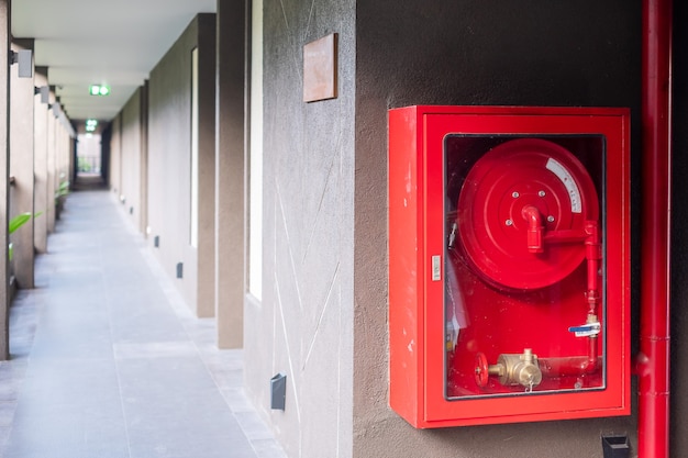 Extintor de incêndio e sistema de bomba de água no fundo da parede, equipamento de emergência potente para uso industrial e residencial