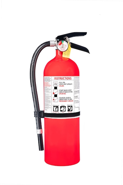 Un extintor de incendios rojo clásico aislado en blanco para su uso como elemento de diseño o inferencia de seguridad para la protección del hogar y la empresa