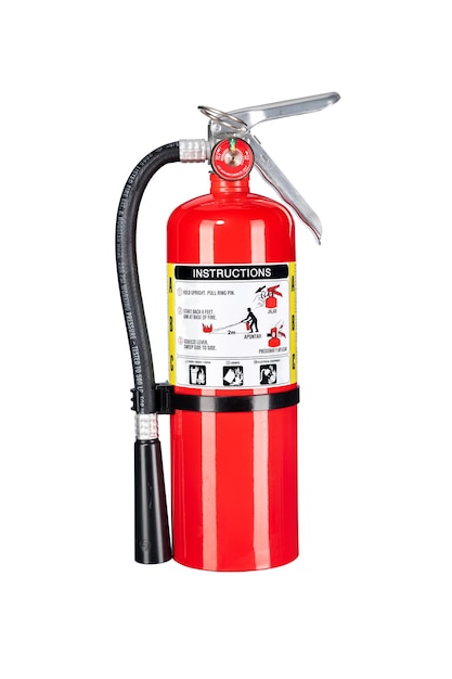 Un extintor de incendios rojo clásico aislado en blanco para su uso como elemento de diseño o inferencia de seguridad para la protección del hogar y la empresa