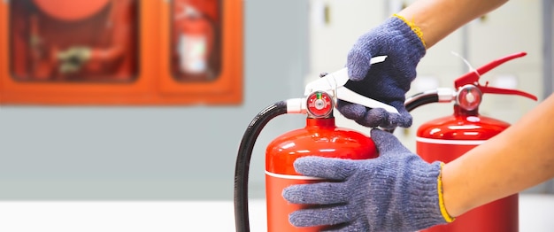 Foto el extintor tiene el ingeniero de mano comprobando