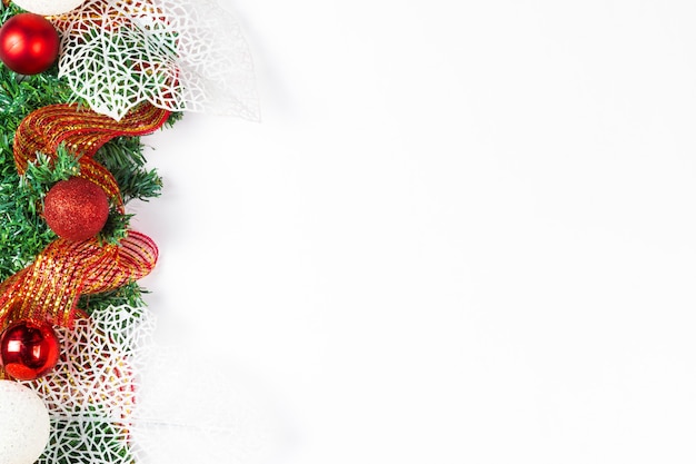 Foto extra breite weihnachtsgrenze mit tannenzweigen, roten und silbernen kugeln, tannenzapfen und anderen ornamenten, isoliert auf weiß