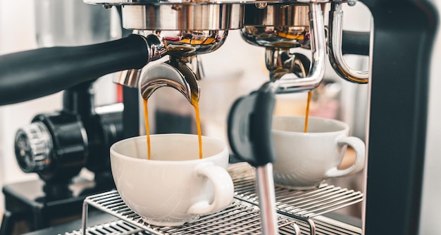 Extração de café da máquina de café profissional barista derramando da máquina de café em uma xícara