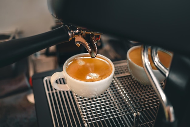 Extração de café expresso de uma máquina de café profissional com filtro sem fundo