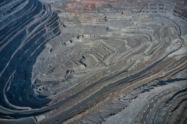 Extração de minerais com a ajuda de equipamentos especiais na luz quente da noite na pitoresca Ucrânia. Foto aérea panorâmica de drone