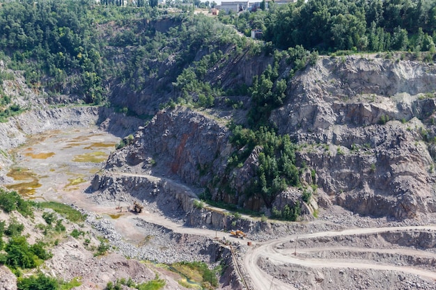 Extração de recursos minerais na pedreira de granito