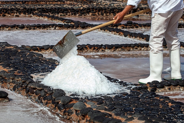 Extração de sal em uma fazenda de sal no sul de Fuerteventura. A extração de sal é o principal método de