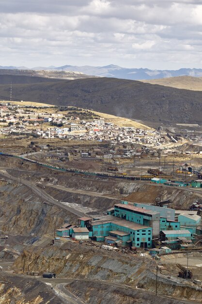 Foto extração mineral no coração da cidade de pasco