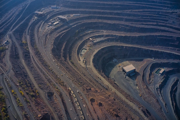 Extracción de minerales con la ayuda de equipos especiales en la cálida luz del atardecer en la pintoresca Ucrania.