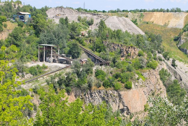 Extracción de recursos minerales en la cantera de granito