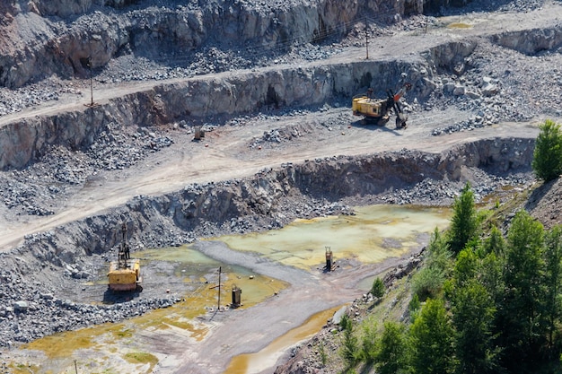 Extracción de recursos minerales en la cantera de granito