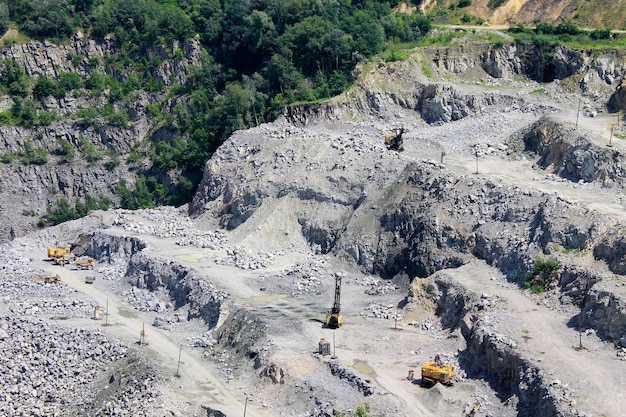 Extracción de recursos minerales en la cantera de granito