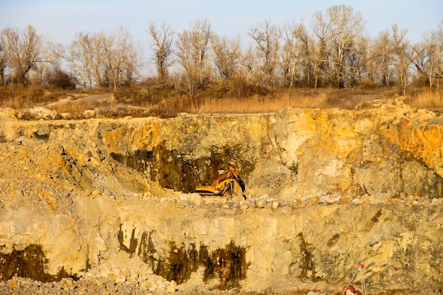 Extracción de recursos minerales en la cantera de granito