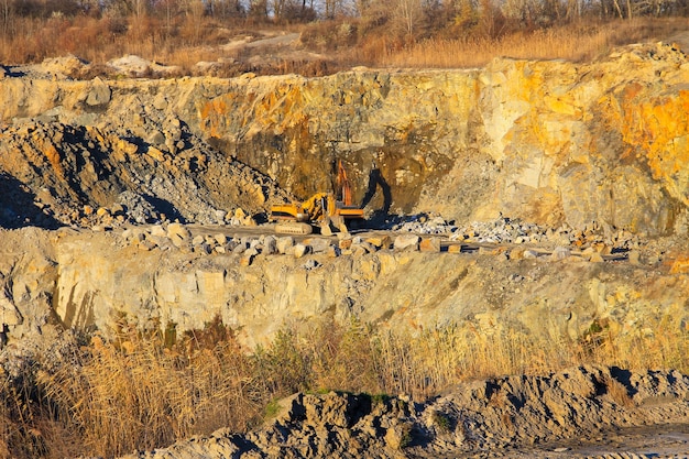 Extracción de recursos minerales en la cantera de granito